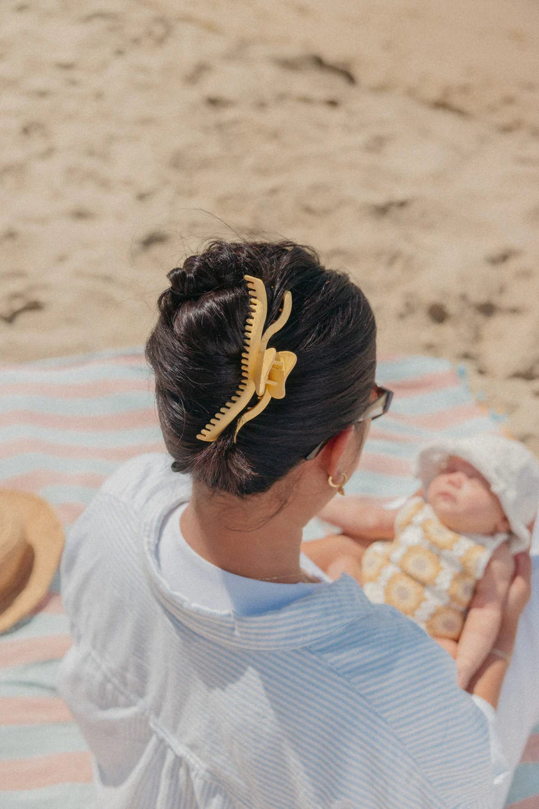 Wavy Hold Everything Claw