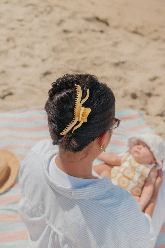 Wavy Hold Everything Claw